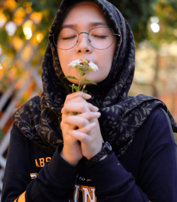 photo-of-girl-smelling-white-petaled-flowers-1011508.png